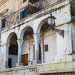 Poco prima per ci sorprende sulla destra una palazzina che reca al centro tre arcate che vanno a formare un piccolo loggiato